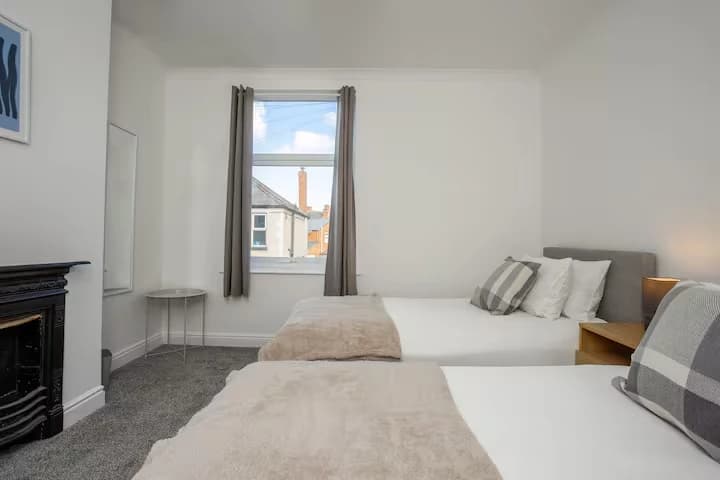 Twin bedroom with two single beds at Algernon Road, Melton Mowbray