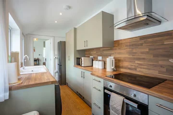 Fitted kitchen with oven and hob at Algernon Road, Melton Mowbray