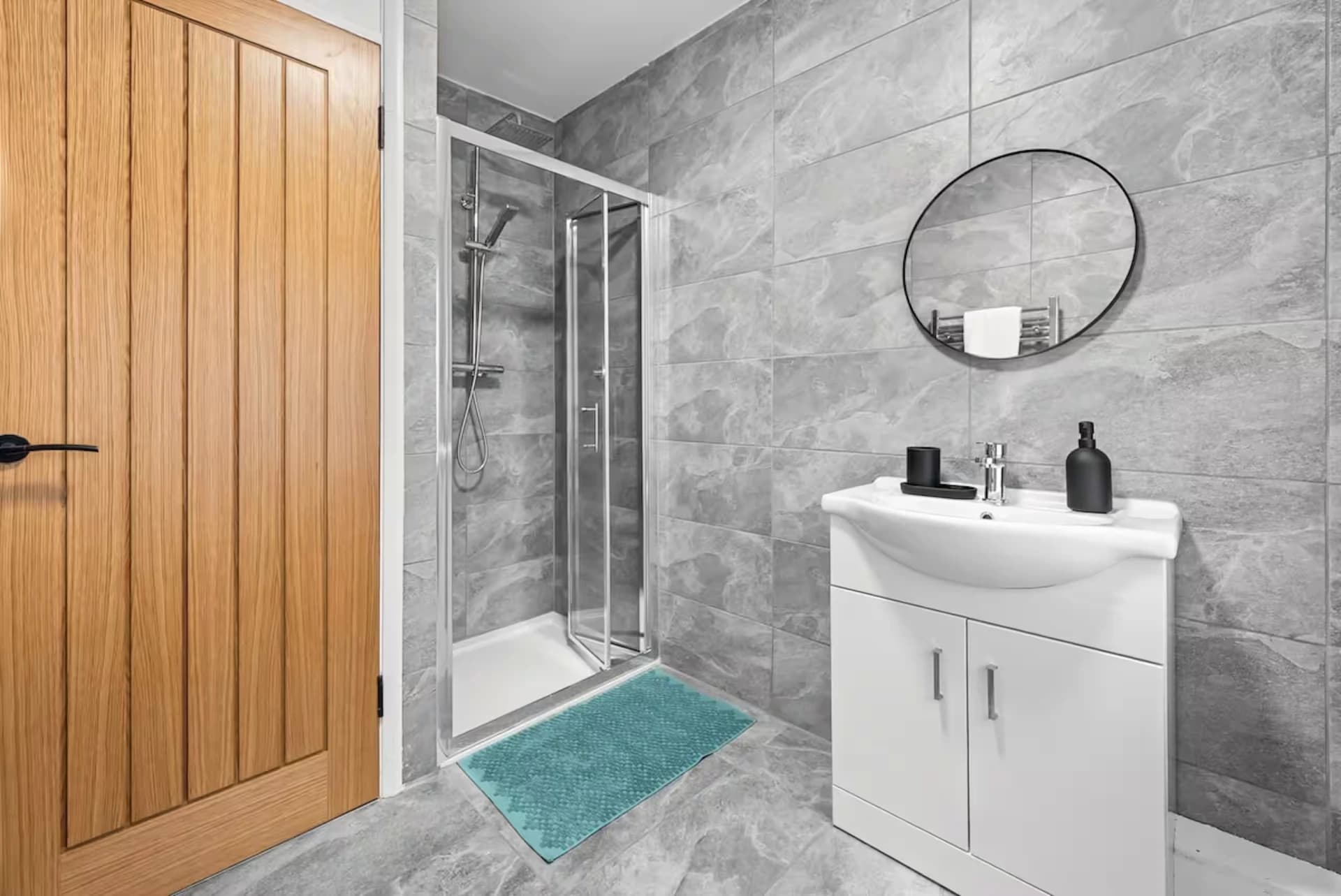 Bathroom with walk-in shower at Doctor's Lane, Melton Mowbray
