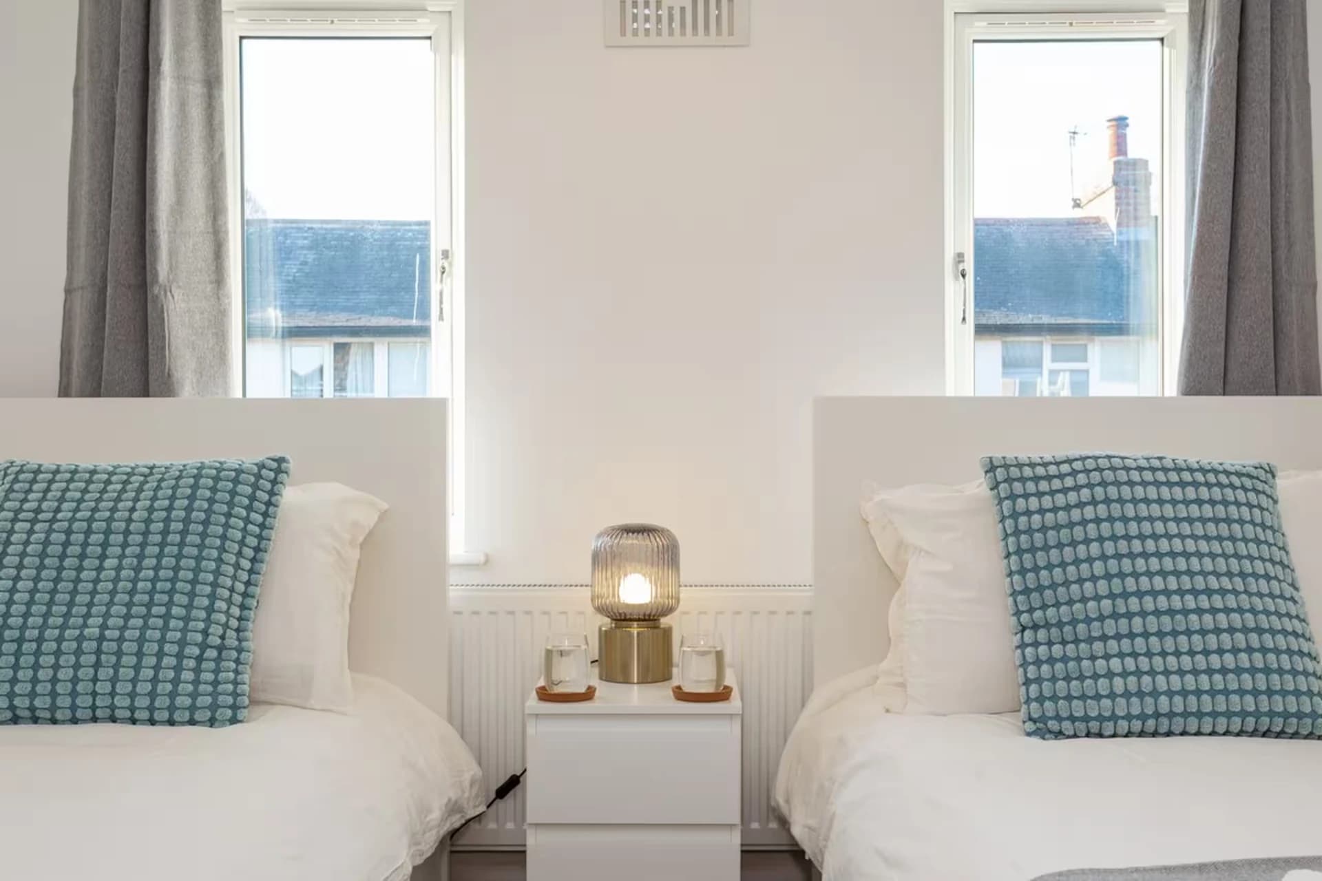Twin bedroom with two single beds at Doctor's Lane, Melton Mowbray