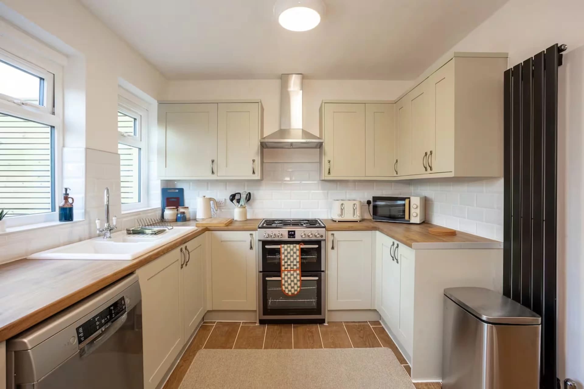 Fitted kitchen with dishwasher and oven at Doctor's Lane, Melton Mowbray